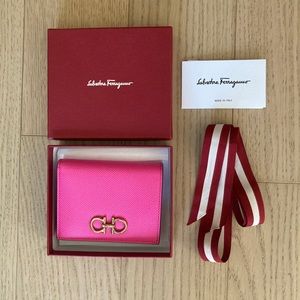 salvatore ferragamo // gancini compact wallet
